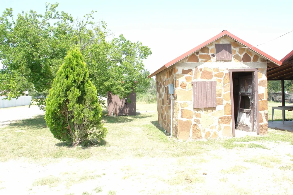 1006 S Bluffton San Saba, TX 76877
