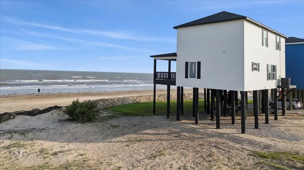 1326 Emerald Drive Crystal Beach, TX 77650