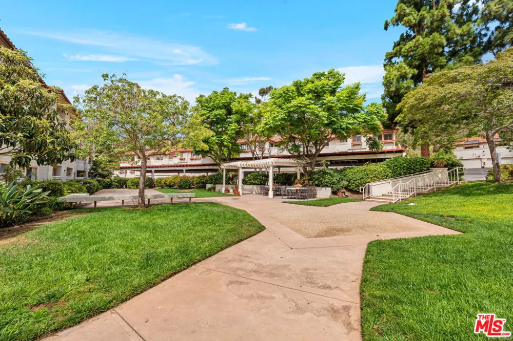 501 Palisades Drive #207 Pacific Palisades, CA 90272