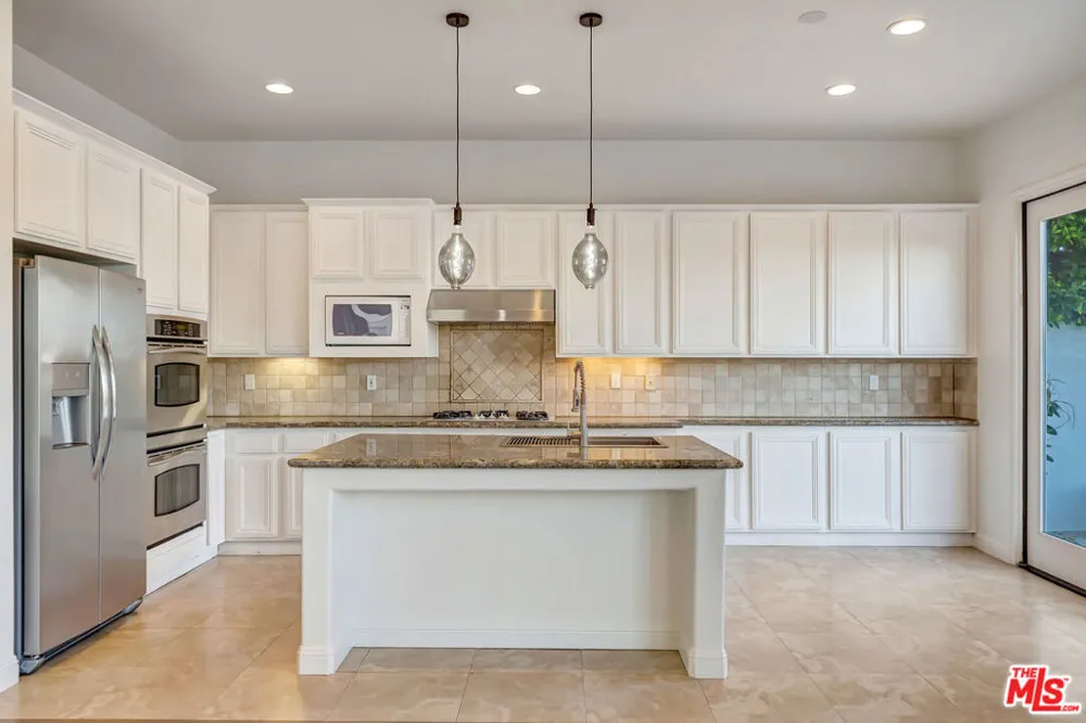 24819 Calle Cedro Calabasas, CA 91302