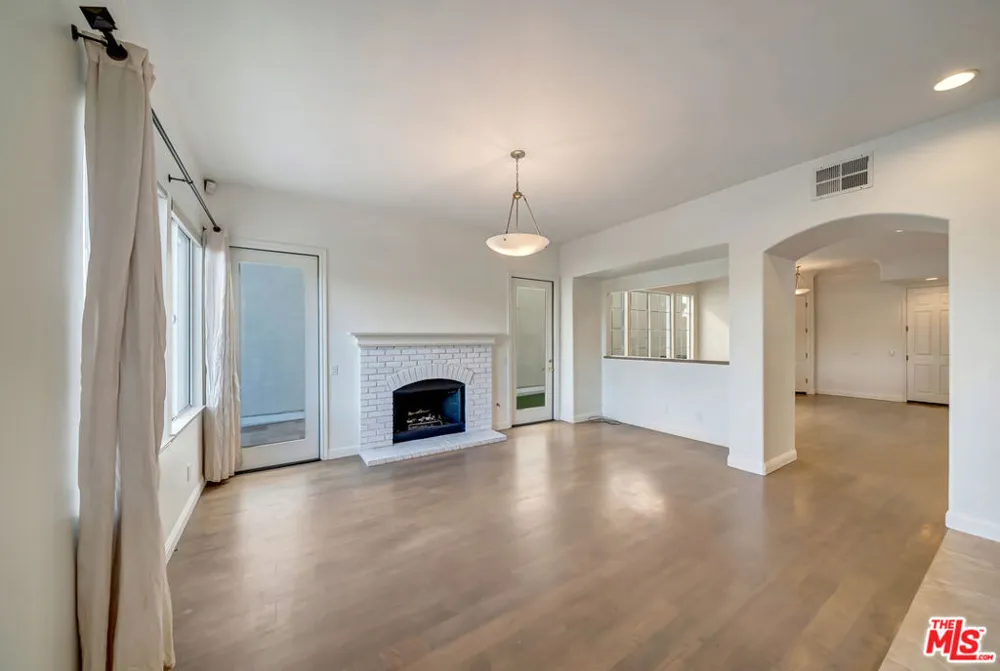 24819 Calle Cedro Calabasas, CA 91302