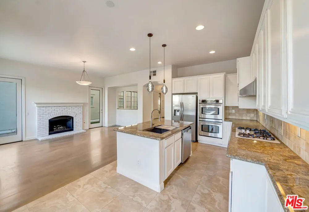 24819 Calle Cedro Calabasas, CA 91302
