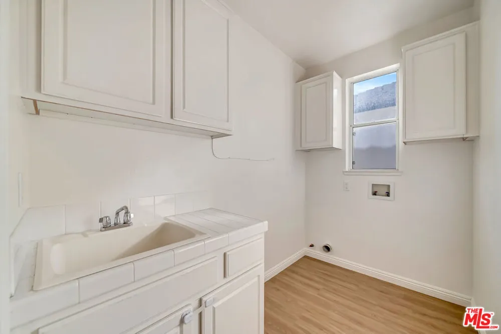 24819 Calle Cedro Calabasas, CA 91302