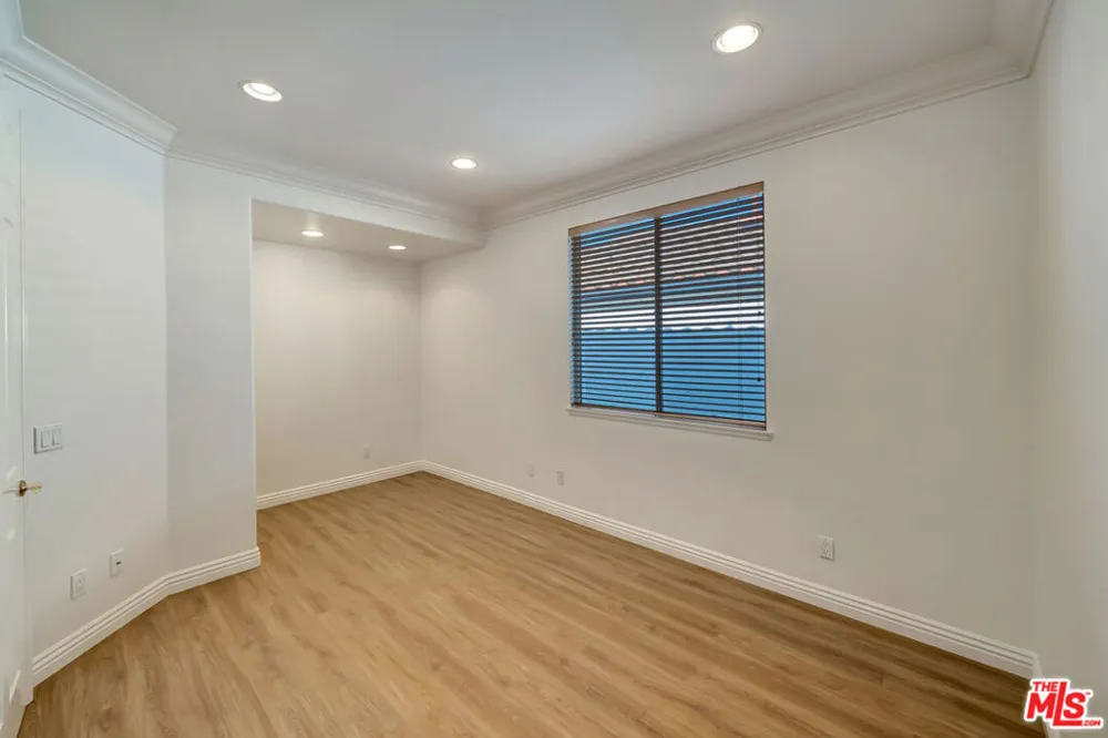 24819 Calle Cedro Calabasas, CA 91302