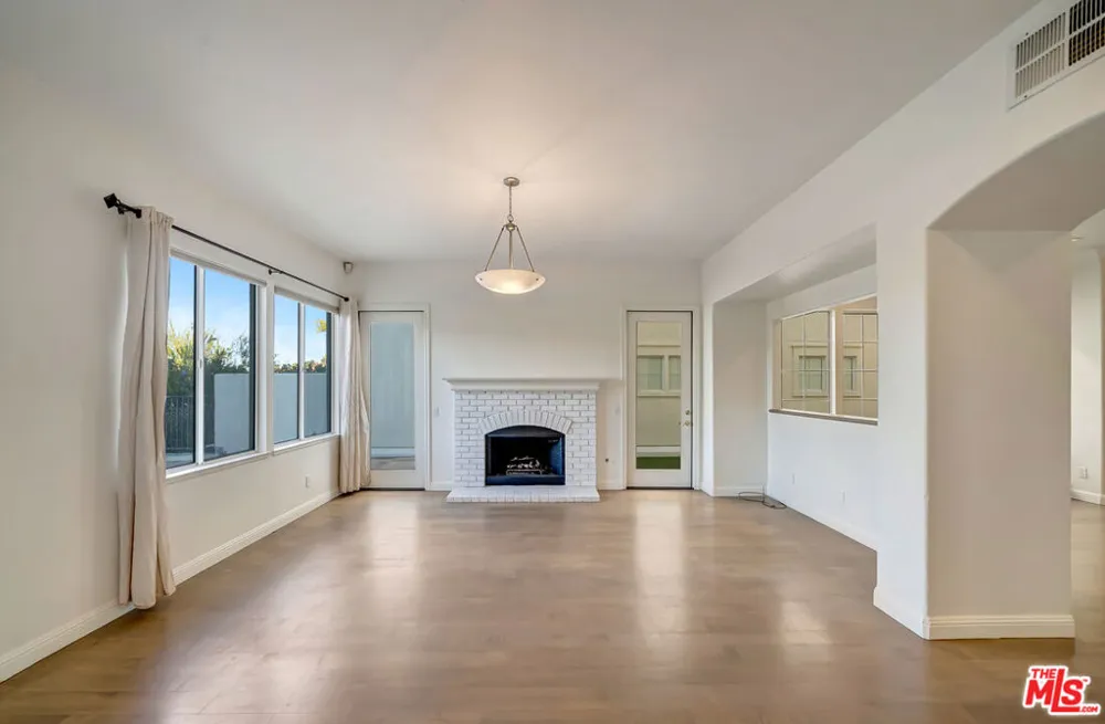 24819 Calle Cedro Calabasas, CA 91302