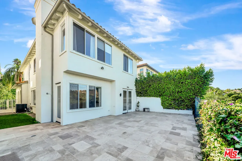 24819 Calle Cedro Calabasas, CA 91302