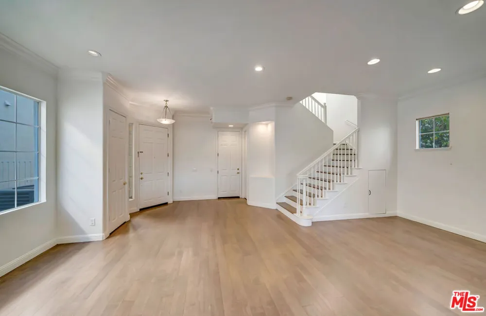 24819 Calle Cedro Calabasas, CA 91302