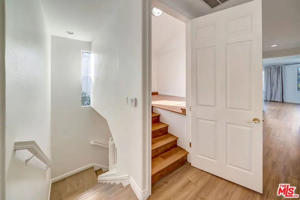 24819 Calle Cedro Calabasas, CA 91302