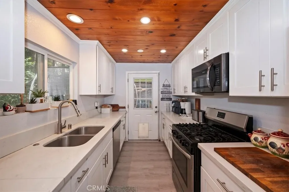 23869 Wildwood Crestline, CA 92325