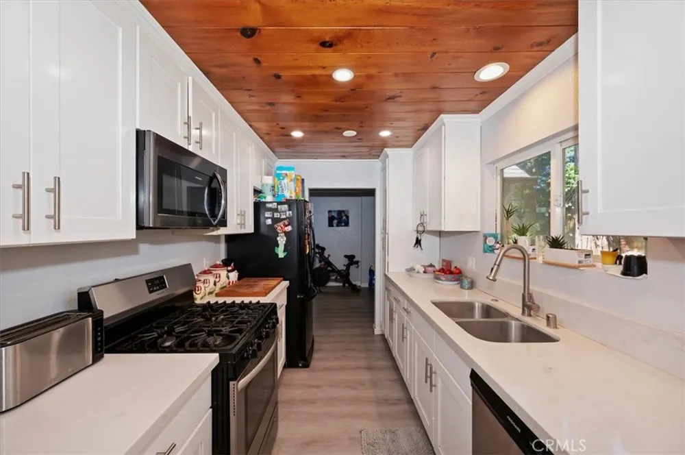 23869 Wildwood Crestline, CA 92325