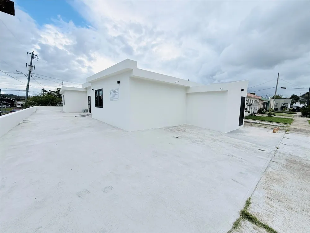 TRIPLEX HOUSE  Calle 5 D1 EXT. BUSO Humacao, PR 00791