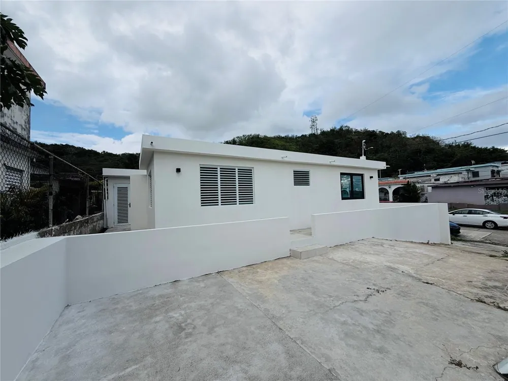 TRIPLEX HOUSE  Calle 5 D1 EXT. BUSO Humacao, PR 00791