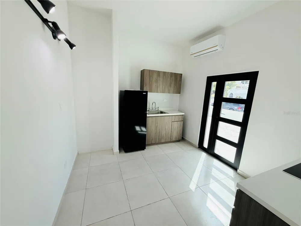 TRIPLEX HOUSE  Calle 5 D1 EXT. BUSO Humacao, PR 00791