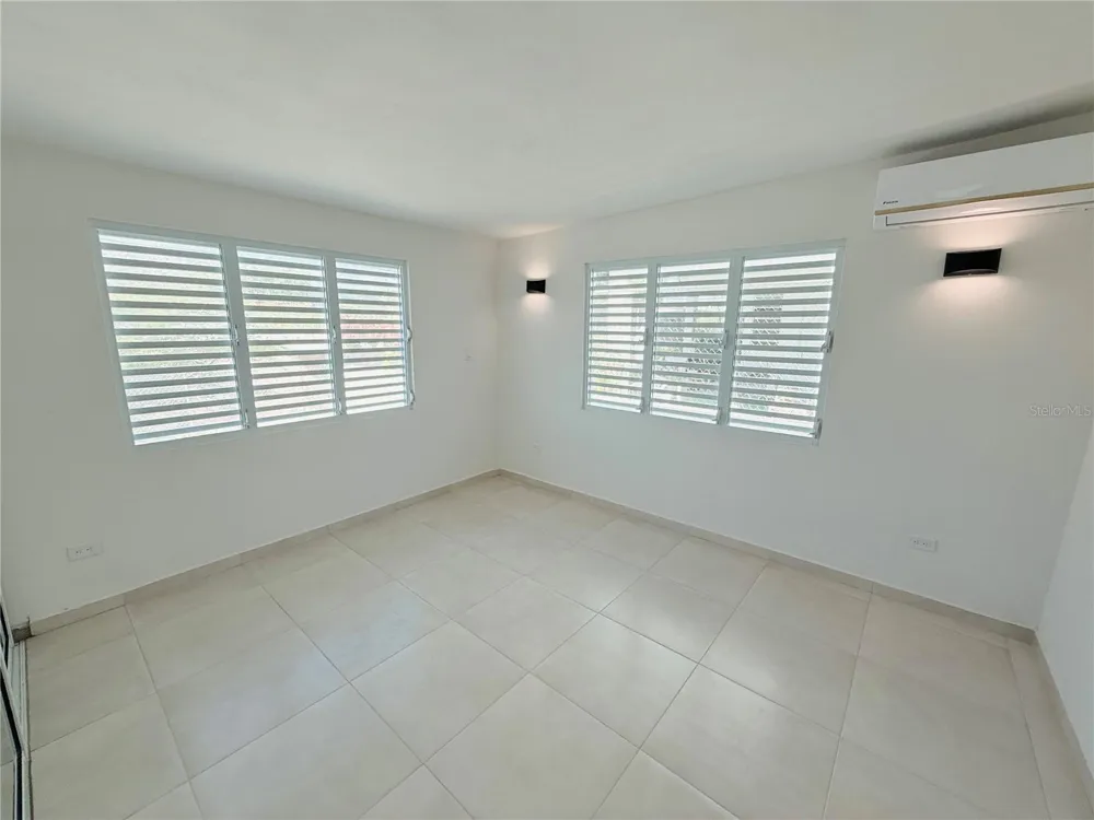 TRIPLEX HOUSE  Calle 5 D1 EXT. BUSO Humacao, PR 00791