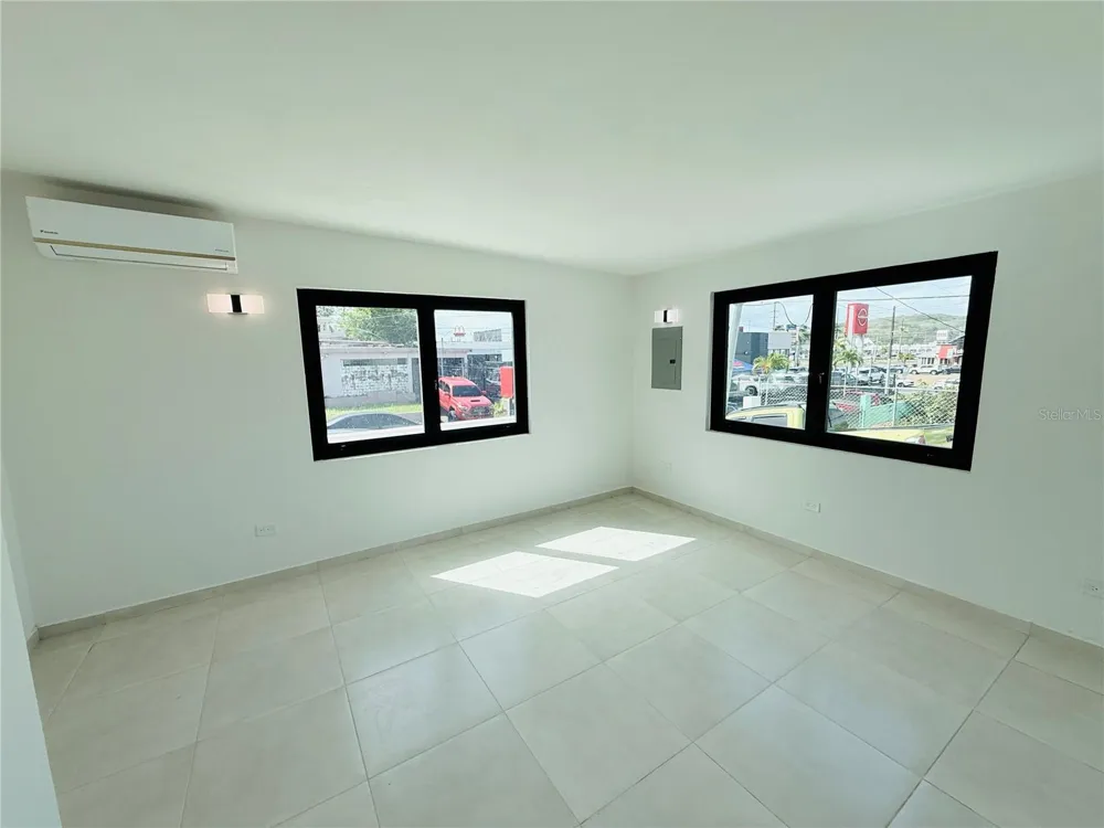TRIPLEX HOUSE  Calle 5 D1 EXT. BUSO Humacao, PR 00791