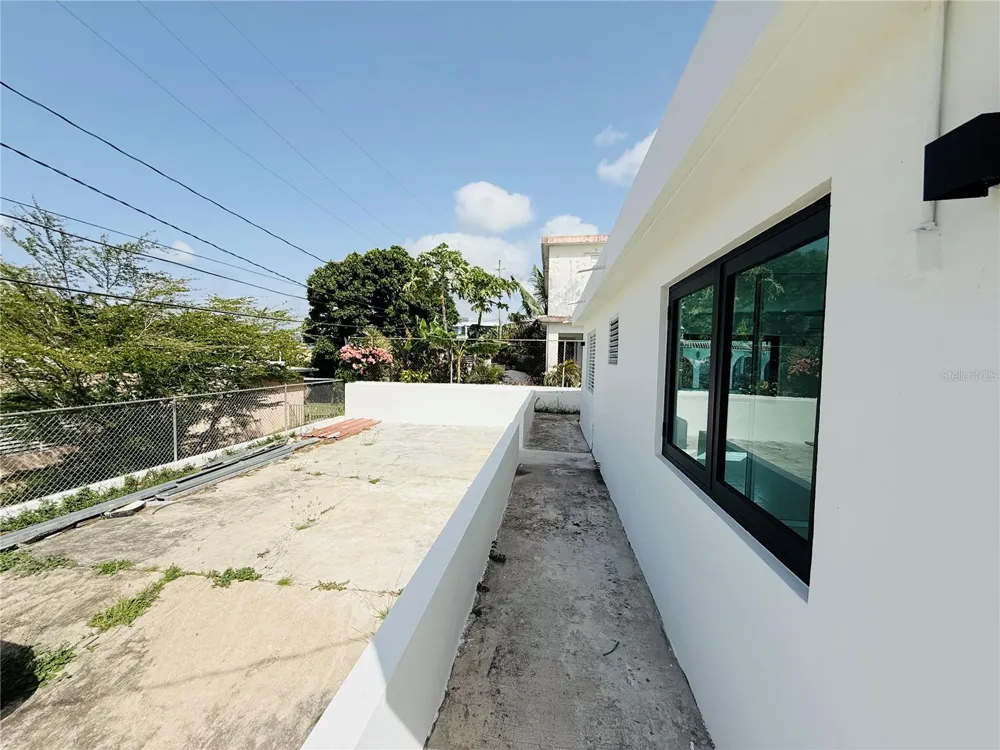 TRIPLEX HOUSE  Calle 5 D1 EXT. BUSO Humacao, PR 00791