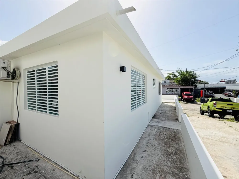 TRIPLEX HOUSE  Calle 5 D1 EXT. BUSO Humacao, PR 00791