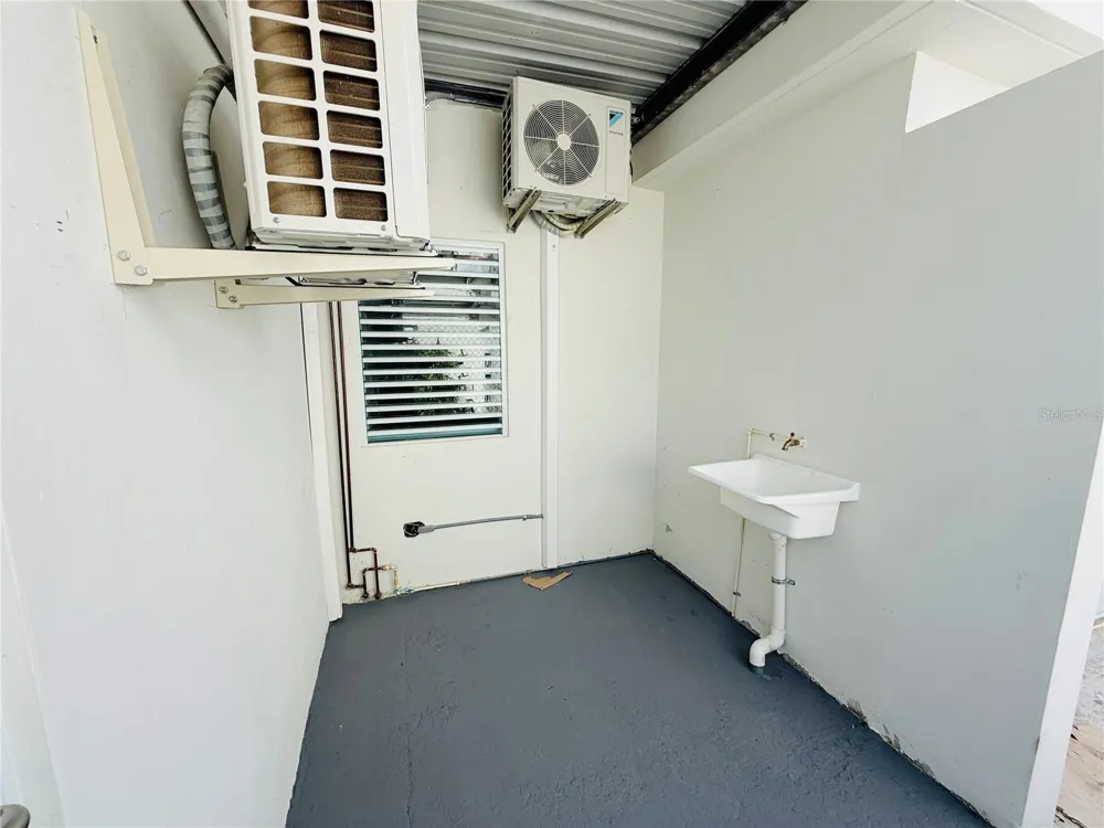TRIPLEX HOUSE  Calle 5 D1 EXT. BUSO Humacao, PR 00791