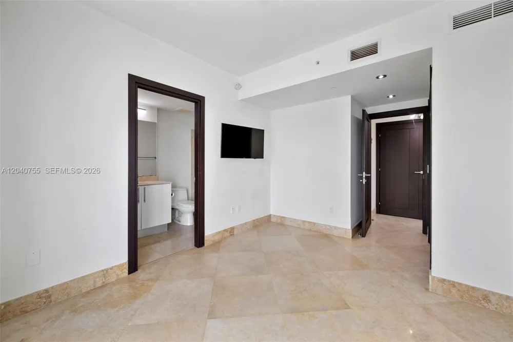 3330 NE 190th St #114 Aventura, FL 33180