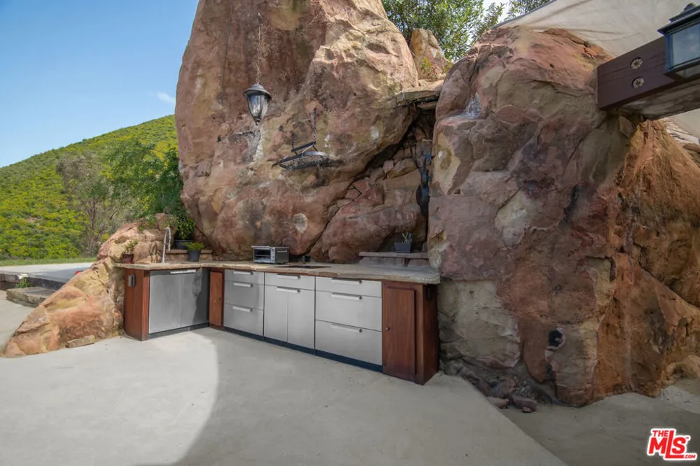 30884 Mulholland Highway Agoura Hills, CA 91301