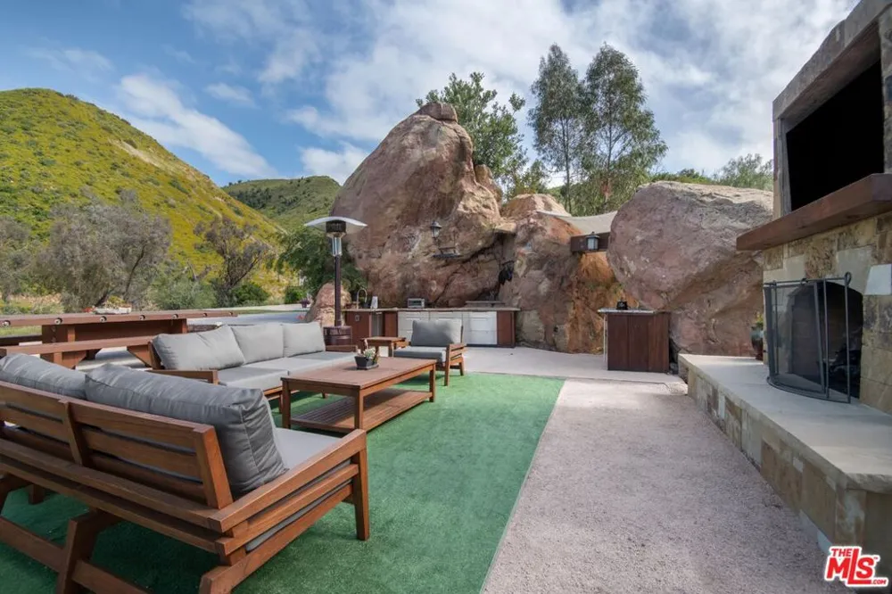 30884 Mulholland Highway Agoura Hills, CA 91301