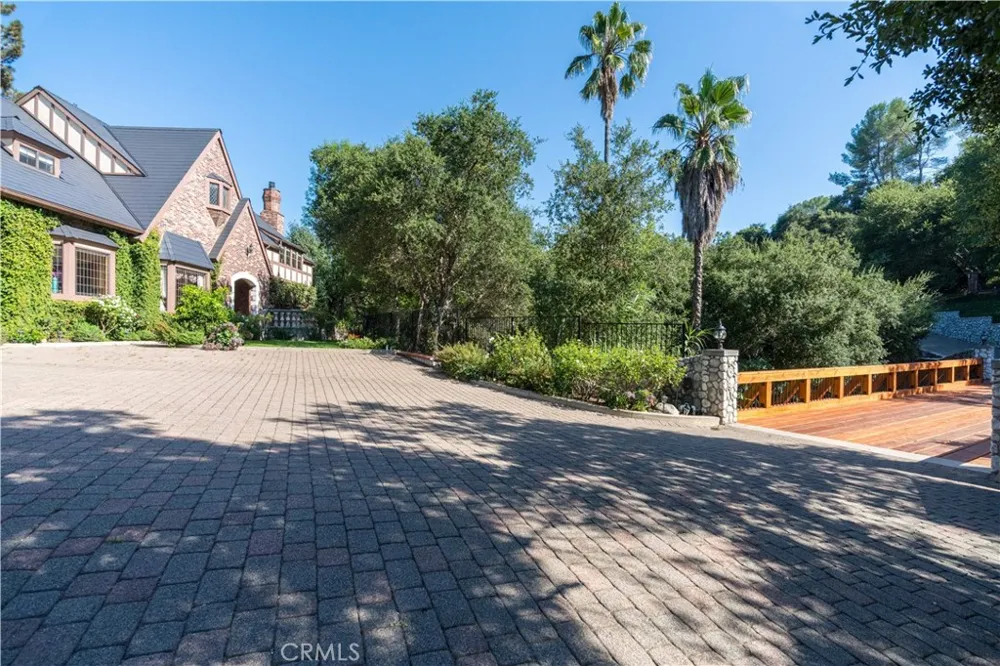375 Berkshire Avenue La Canada Flintridge, CA 91011