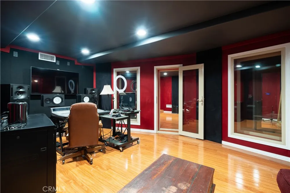375 Berkshire Avenue La Canada Flintridge, CA 91011