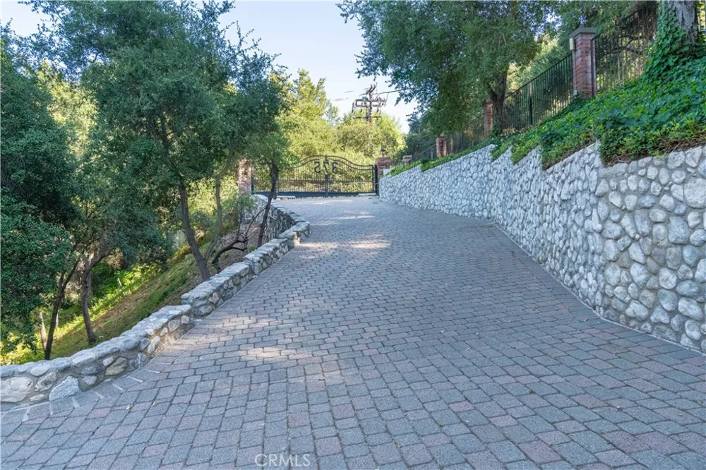 375 Berkshire Avenue La Canada Flintridge, CA 91011
