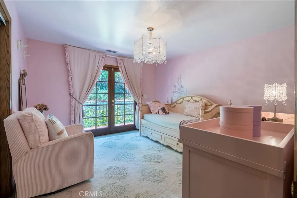375 Berkshire Avenue La Canada Flintridge, CA 91011