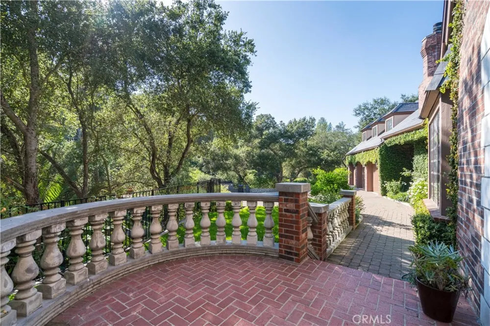 375 Berkshire Avenue La Canada Flintridge, CA 91011