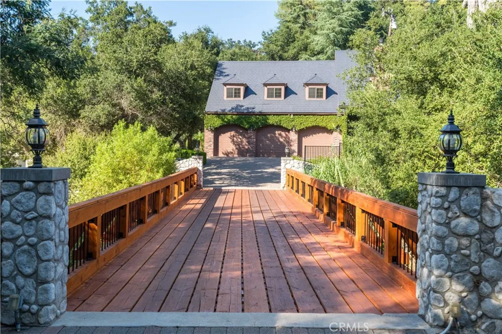 375 Berkshire Avenue La Canada Flintridge, CA 91011