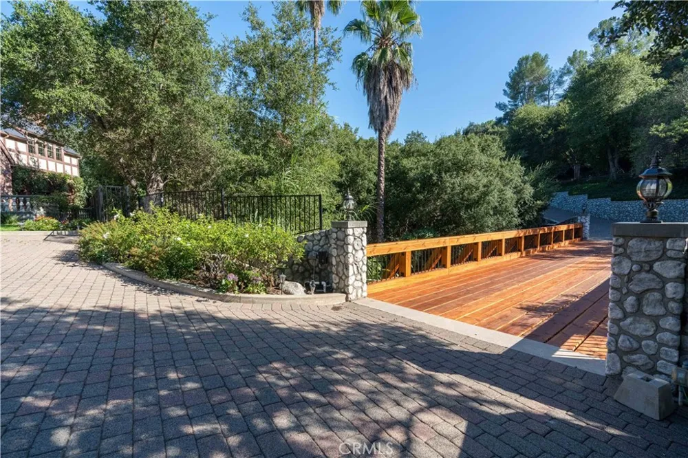 375 Berkshire Avenue La Canada Flintridge, CA 91011