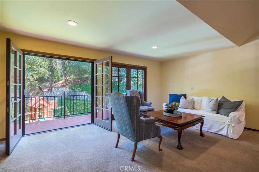 375 Berkshire Avenue La Canada Flintridge, CA 91011