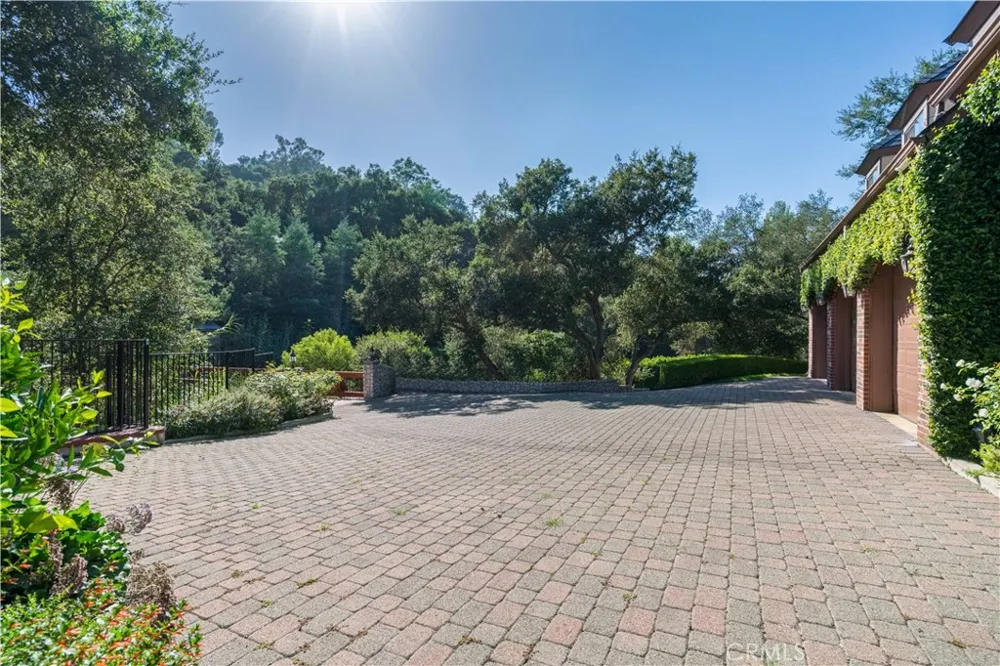 375 Berkshire Avenue La Canada Flintridge, CA 91011