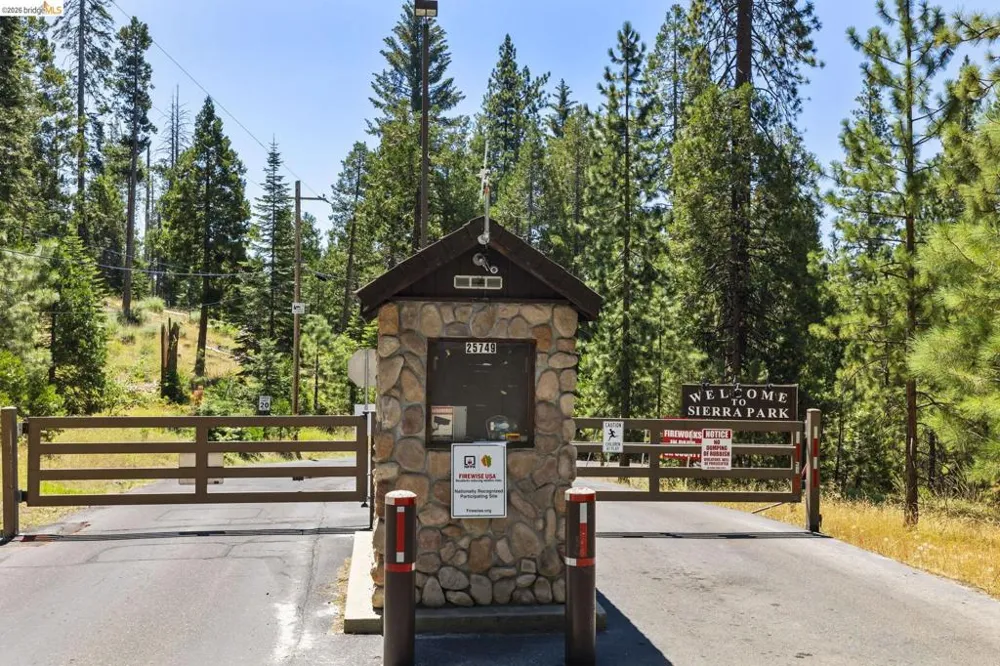25209 E Jordan Way Long Barn, CA 95335