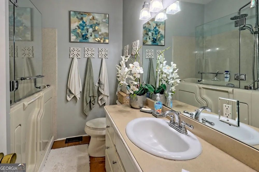 208 Colony RD Dillard, GA 30537