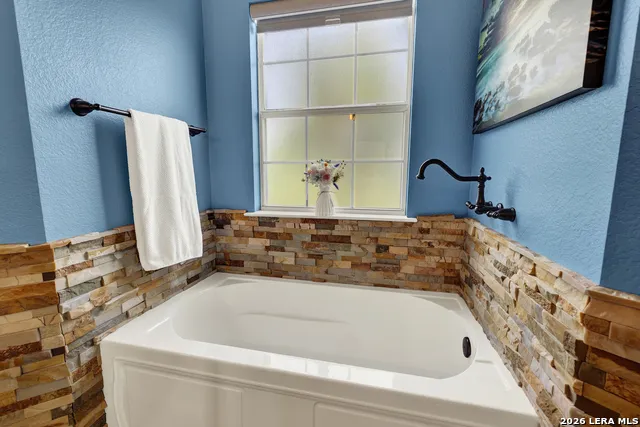 175 CREEKWOOD DR Gonzales, TX 78629