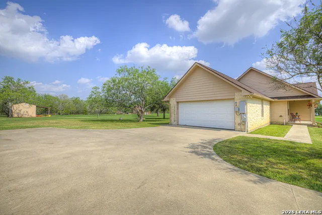 175 CREEKWOOD DR Gonzales, TX 78629