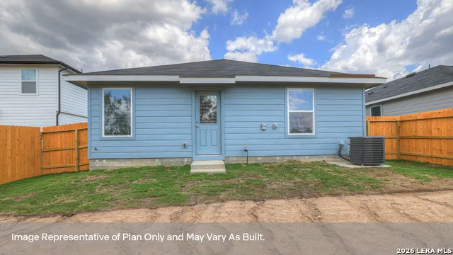 303 Windflower Cove Luling, TX 78648