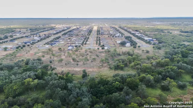 193 E MEDIUM MEADOW DR Lytle, TX 78052