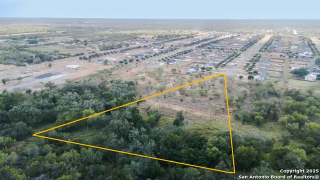 193 E MEDIUM MEADOW DR Lytle, TX 78052