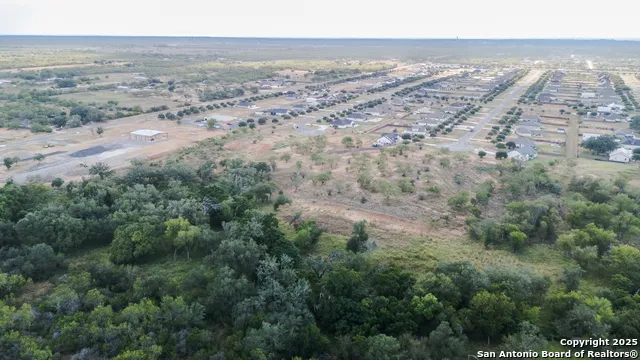 193 E MEDIUM MEADOW DR Lytle, TX 78052