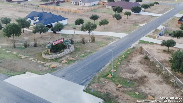 193 E MEDIUM MEADOW DR Lytle, TX 78052