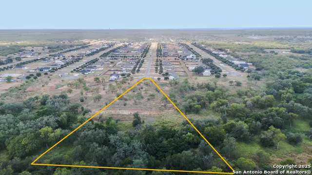 193 E MEDIUM MEADOW DR Lytle, TX 78052