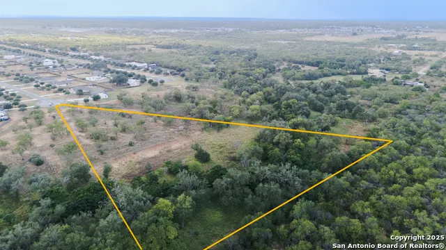 193 E MEDIUM MEADOW DR Lytle, TX 78052