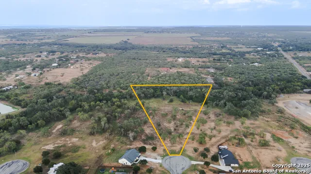 193 E MEDIUM MEADOW DR Lytle, TX 78052