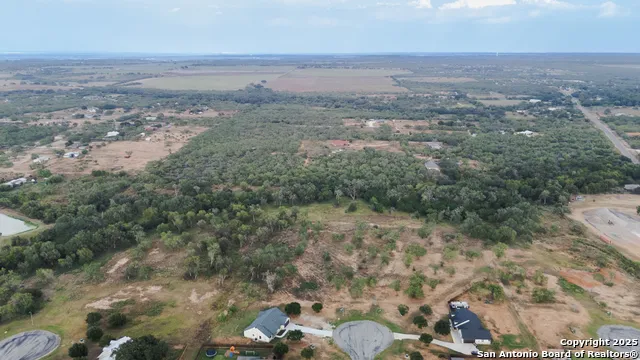 193 E MEDIUM MEADOW DR Lytle, TX 78052