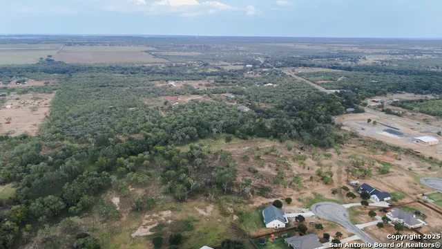 193 E MEDIUM MEADOW DR Lytle, TX 78052