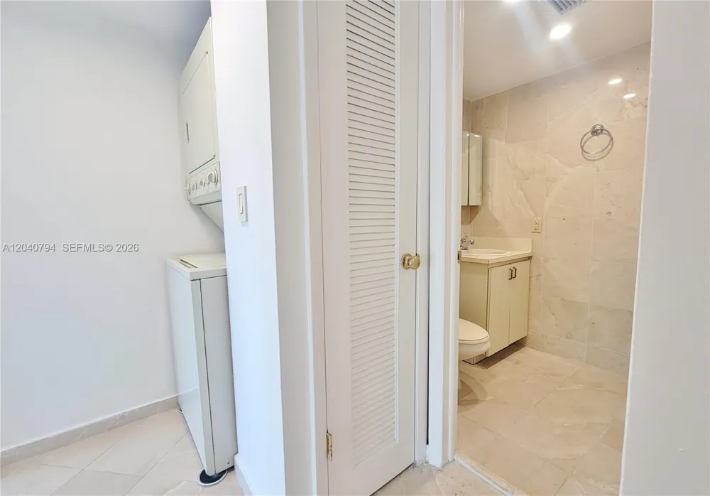 77 Crandon Blvd #2B Key Biscayne, FL 33149