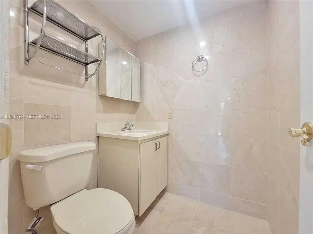 77 Crandon Blvd #2B Key Biscayne, FL 33149